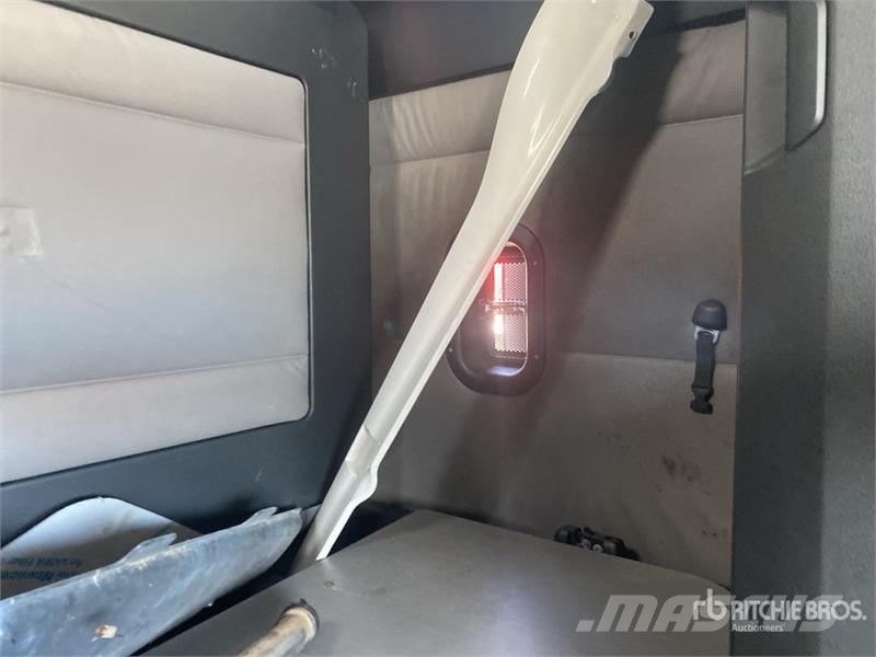 Freightliner Cascadia 126 6x4 T/A Sleeper Truck Tractor (Inoper 中古トラクターヘッド | トレーラーヘッド