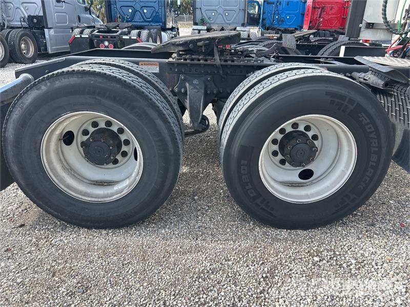 Freightliner Cascadia 126 6x4 T/A Sleeper Truck Tractor 中古トラクターヘッド | トレーラーヘッド