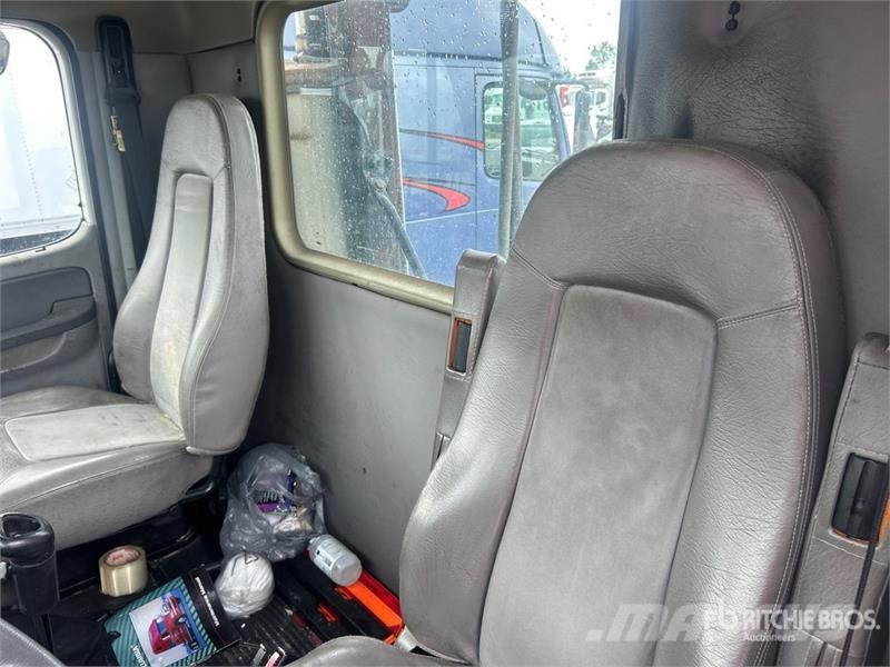 Freightliner CL120 Тягачі