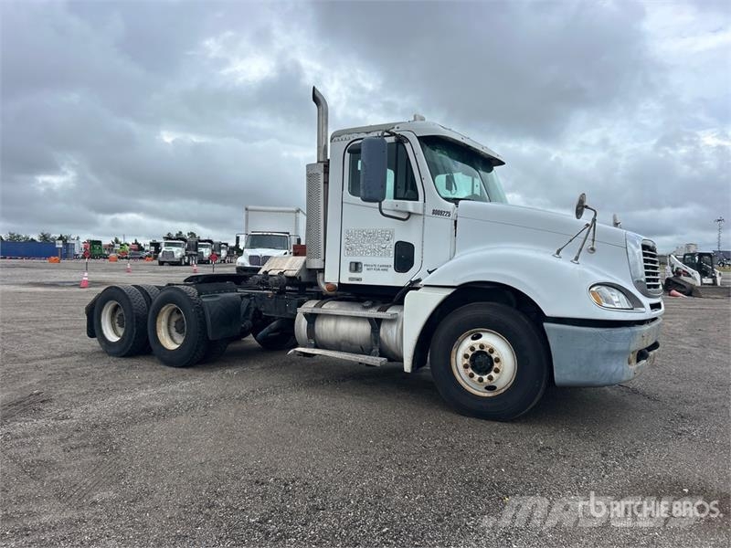 Freightliner CL120 Тягачі