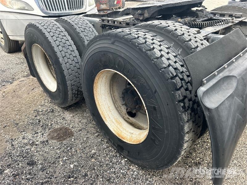 Freightliner CL120 Тягачі