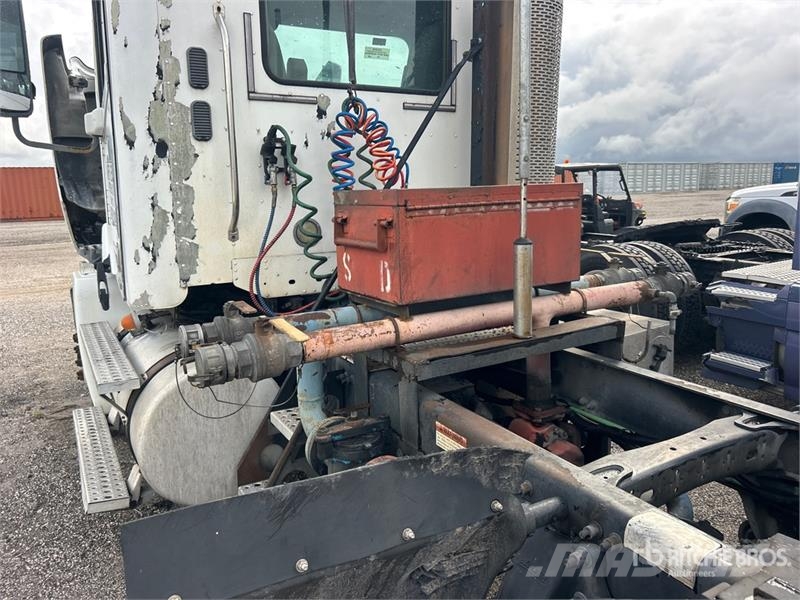 Freightliner CL120 Тягачі