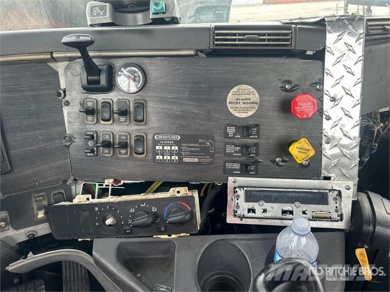 Freightliner CL120 Тягачі