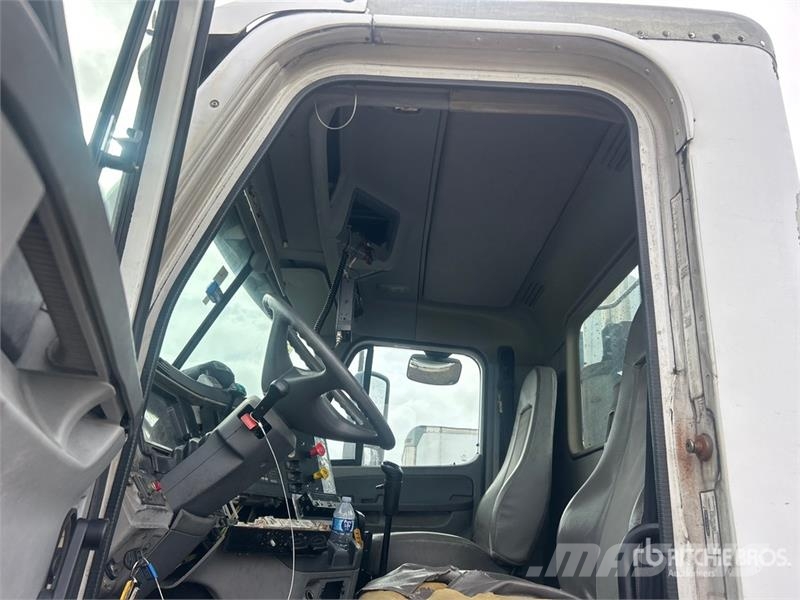 Freightliner CL120 Тягачі