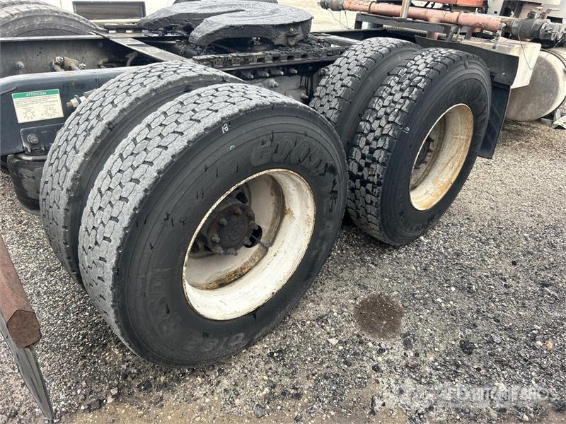 Freightliner CL120 Тягачі