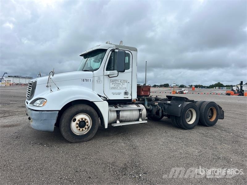 Freightliner CL120 Тягачі