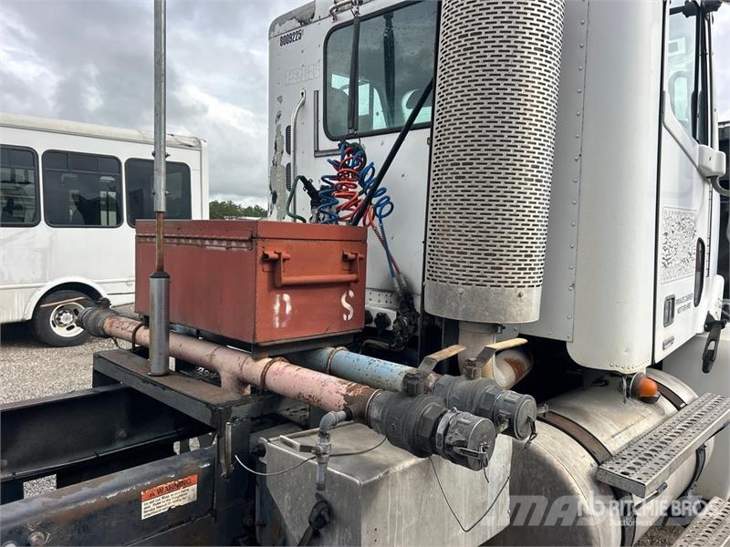 Freightliner CL120 Тягачі