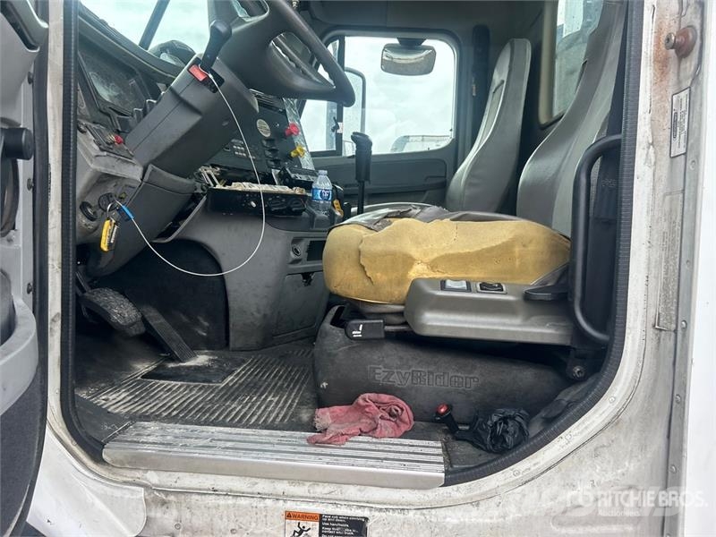 Freightliner CL120 Тягачі