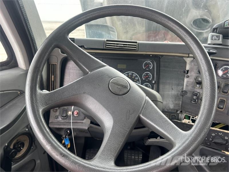 Freightliner CL120 Тягачі