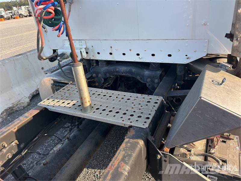 Freightliner Columbia 120 6x4 T/A Sleeper Truck Tractor Tractor Units