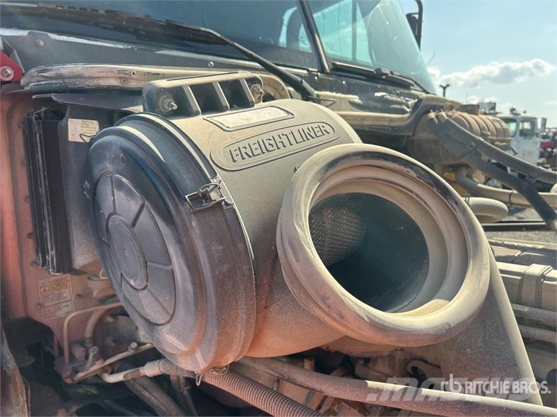 Freightliner Columbia 120 6x4 T/A Sleeper Truck Tractor (Inoper Cabezas tractoras