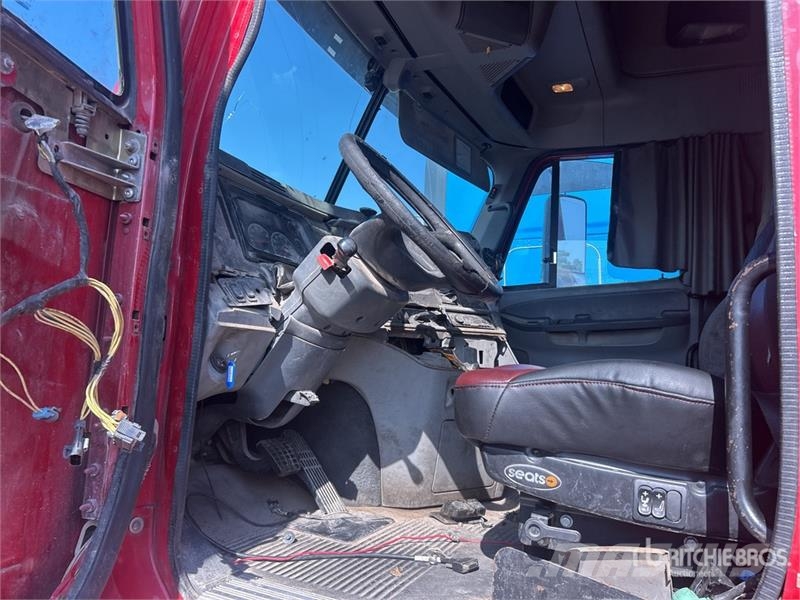 Freightliner Columbia 120 6x4 T/A Sleeper Truck Tractor (Inoper Cabezas tractoras