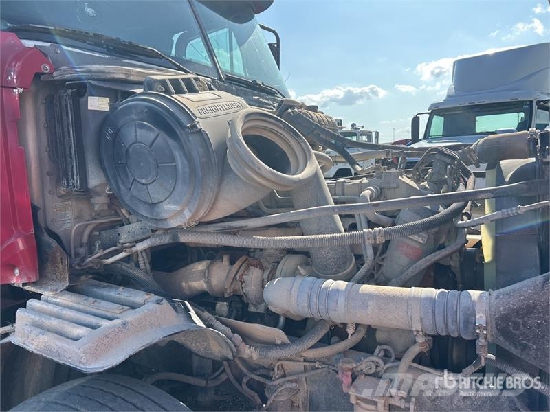 Freightliner Columbia 120 6x4 T/A Sleeper Truck Tractor (Inoper Cabezas tractoras