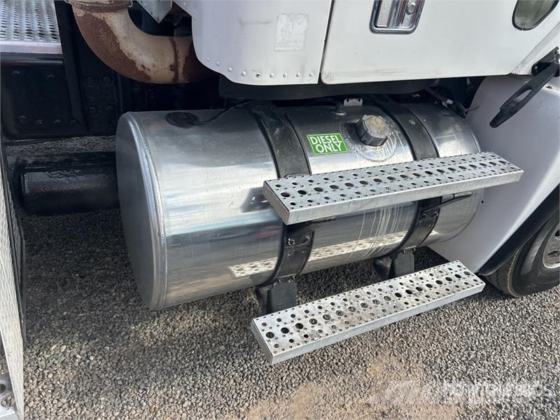 Freightliner Columbia 120 6x4 T/A Day Cab Truck Tractor Vilcēji
