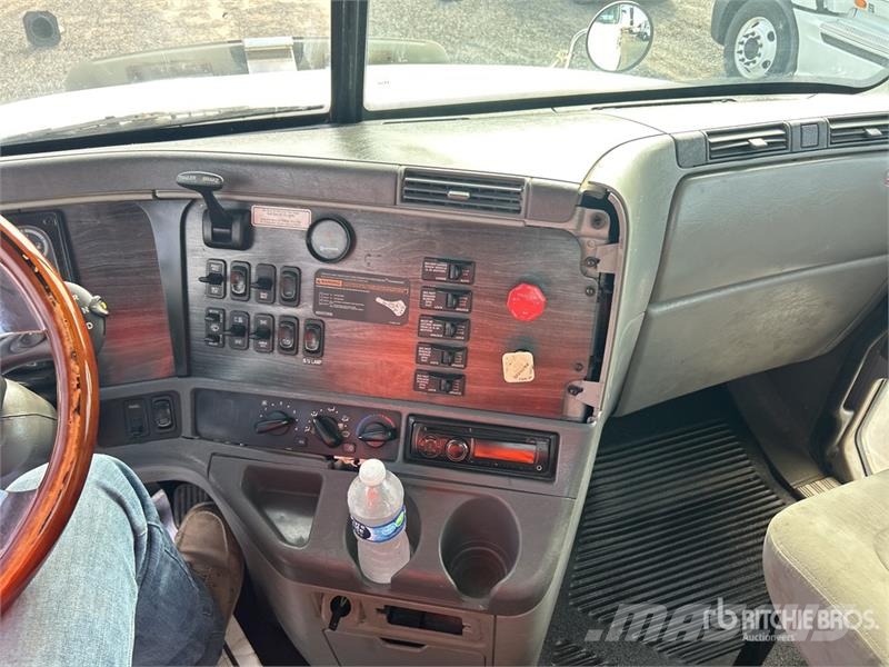 Freightliner Columbia 120 6x4 T/A Day Cab Truck Tractor Vilcēji