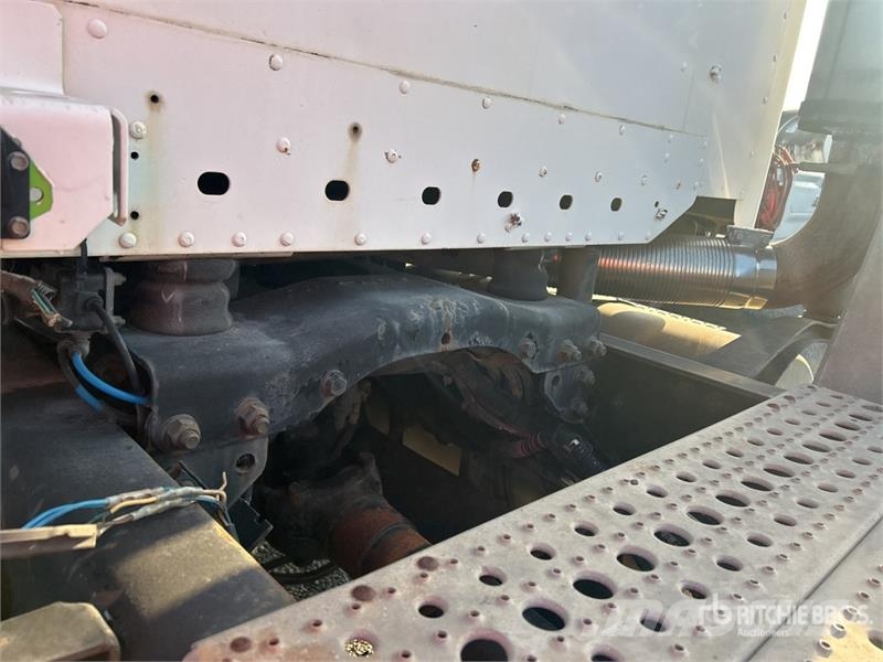 Freightliner Columbia 120 6x4 T/A Sleeper Truck Tractor Tractor Units
