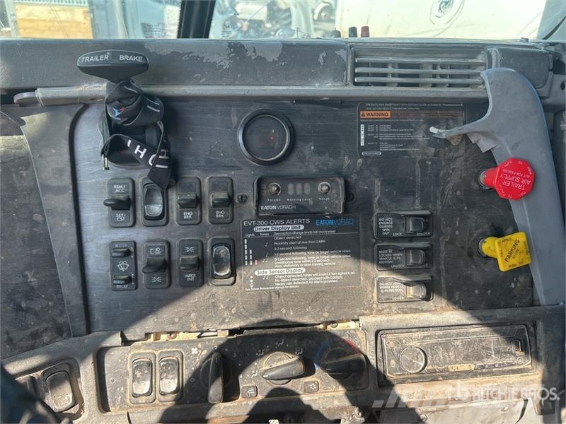 Freightliner Columbia 120 6x4 T/A Sleeper Truck Tractor (Inoper Cabezas tractoras