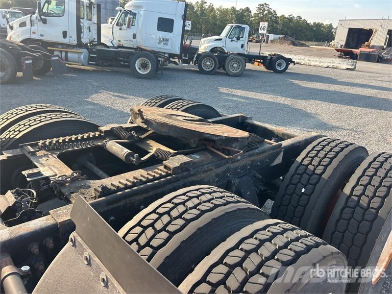Freightliner Columbia 120 6x4 T/A Sleeper Truck Tractor Tractor Units