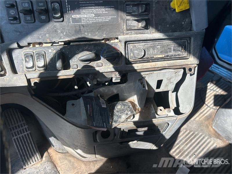 Freightliner Columbia 120 6x4 T/A Sleeper Truck Tractor (Inoper Cabezas tractoras
