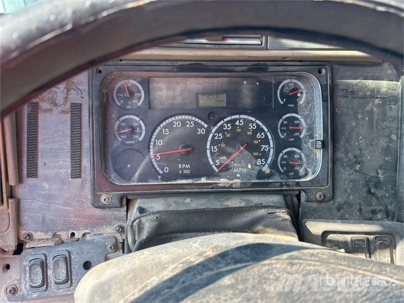 Freightliner Columbia 120 6x4 T/A Sleeper Truck Tractor (Inoper Cabezas tractoras