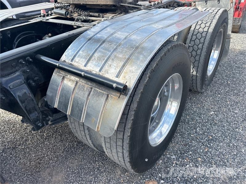 Freightliner Columbia 120 6x4 T/A Day Cab Truck Tractor Vilcēji