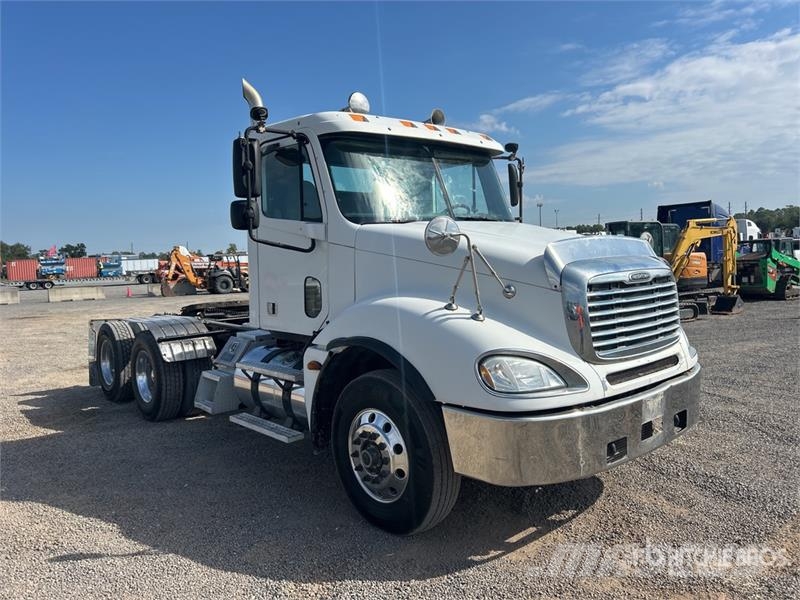 Freightliner Columbia 120 6x4 T/A Day Cab Truck Tractor Vilcēji