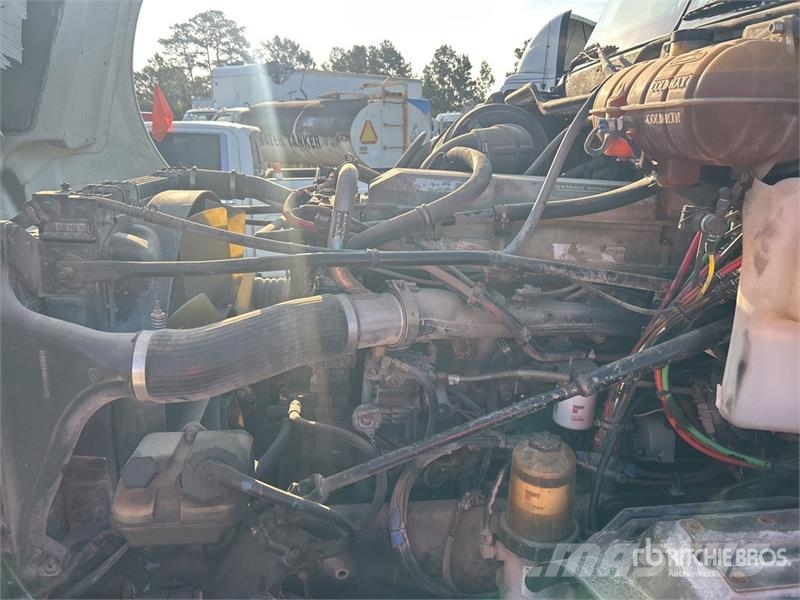 Freightliner Columbia 120 6x4 T/A Sleeper Truck Tractor Tractor Units