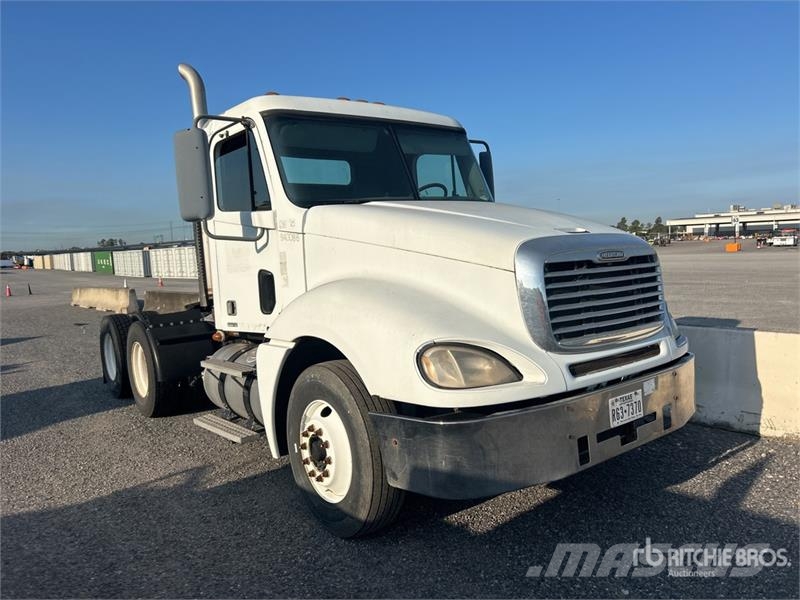 Freightliner Columbia 120 6x4 T/A Sleeper Truck Tractor Tractor Units