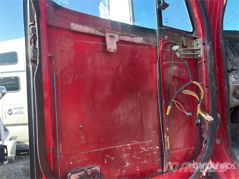 Freightliner Columbia 120 6x4 T/A Sleeper Truck Tractor (Inoper Cabezas tractoras