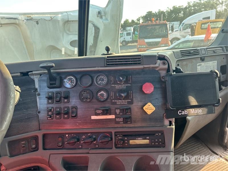Freightliner Columbia 120 6x4 T/A Sleeper Truck Tractor Tractor Units