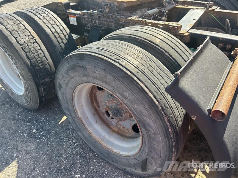 Freightliner Columbia 120 6x4 T/A Sleeper Truck Tractor (Inoper Cabezas tractoras