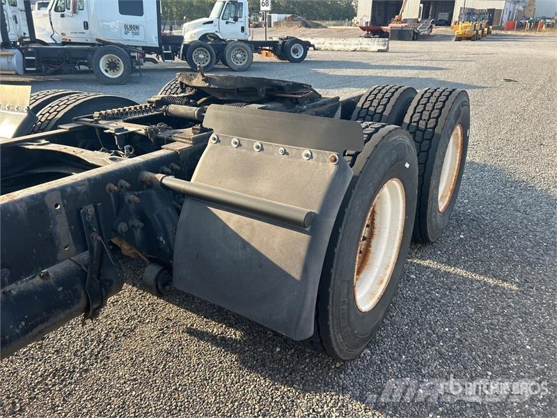 Freightliner Columbia 120 6x4 T/A Sleeper Truck Tractor Tractor Units