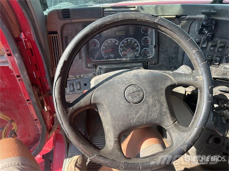 Freightliner Columbia 120 6x4 T/A Sleeper Truck Tractor (Inoper Cabezas tractoras
