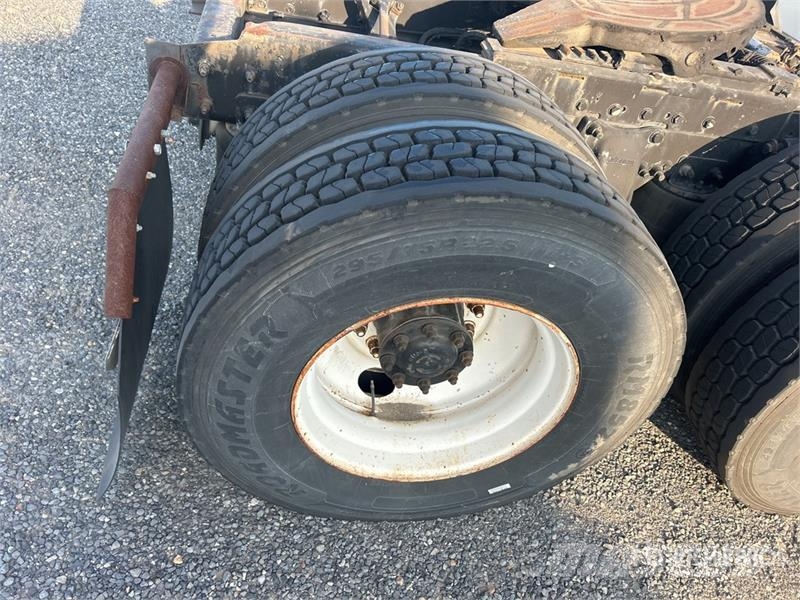Freightliner Columbia 120 6x4 T/A Sleeper Truck Tractor Tractor Units