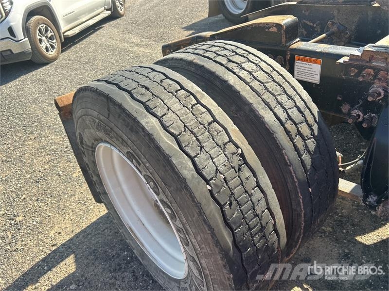Freightliner Columbia 120 6x4 T/A Sleeper Truck Tractor (Inoper Cabezas tractoras