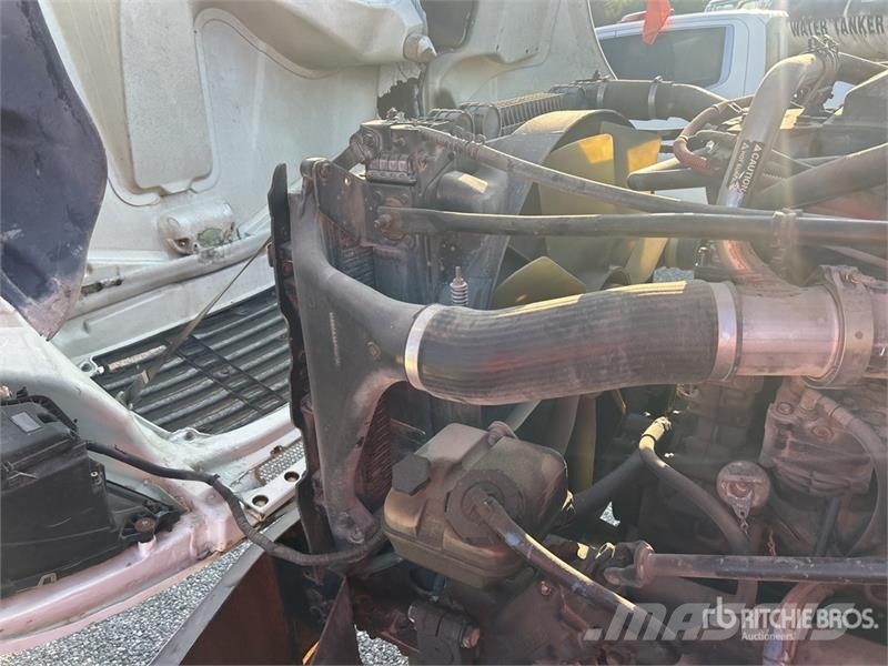 Freightliner Columbia 120 6x4 T/A Sleeper Truck Tractor Tractor Units