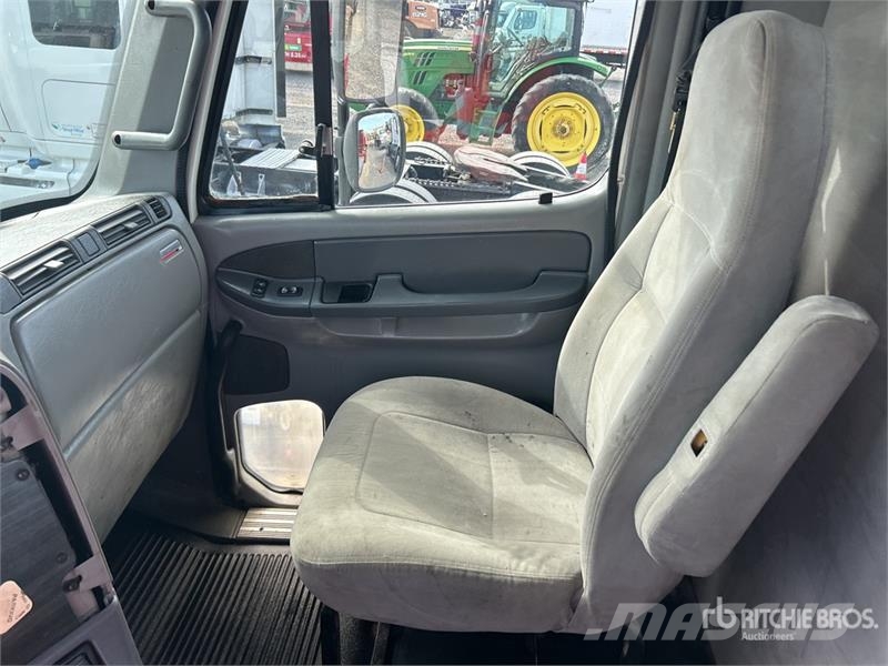 Freightliner Columbia 120 6x4 T/A Day Cab Truck Tractor Vilcēji
