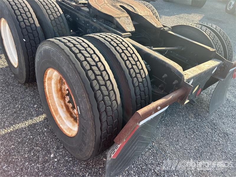 Freightliner Columbia 120 6x4 T/A Sleeper Truck Tractor Tractor Units
