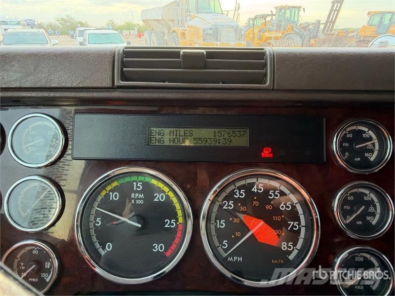 Freightliner Coronado 132 6x4 T/A Sleeper Truck Tractor (Glider Sadulveokid