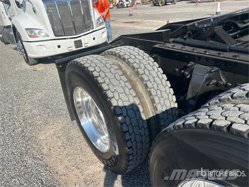 Freightliner Coronado 122 8x4 Tri/A Day Cab Truck Tractor Vlačilci