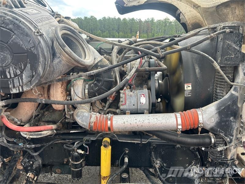 Freightliner Coronado 132 T/A Sleeper Truck Tractor 中古トラクターヘッド | トレーラーヘッド