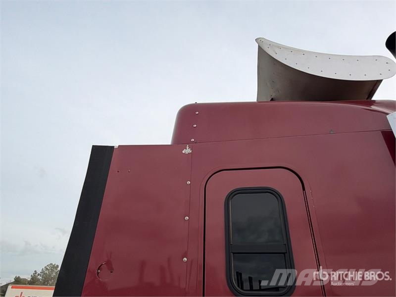 Freightliner Coronado 132 6x4 T/A Sleeper Truck Tractor (Glider Sadulveokid