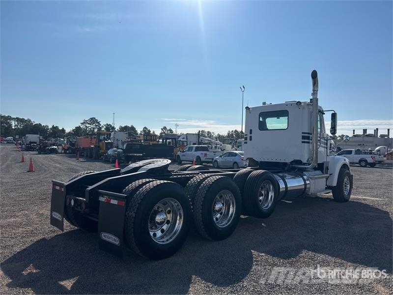 Freightliner Coronado 122 8x4 Tri/A Day Cab Truck Tractor Vlačilci