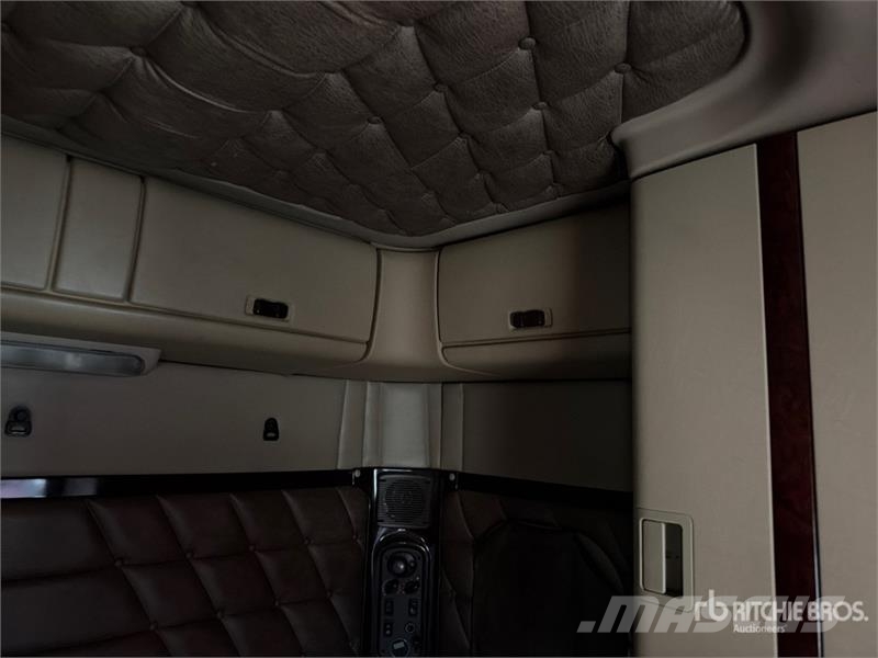 Freightliner Coronado 132 6x4 T/A Sleeper Truck Tractor (Glider Sadulveokid