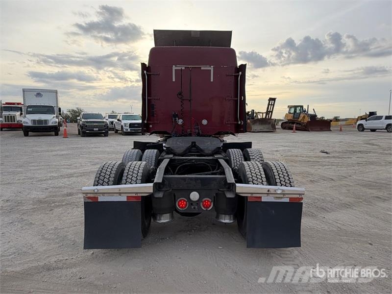 Freightliner Coronado 132 6x4 T/A Sleeper Truck Tractor (Glider Sadulveokid