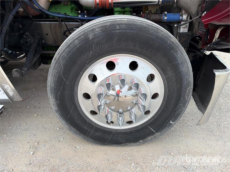 Freightliner Coronado 132 6x4 T/A Sleeper Truck Tractor (Glider Sadulveokid