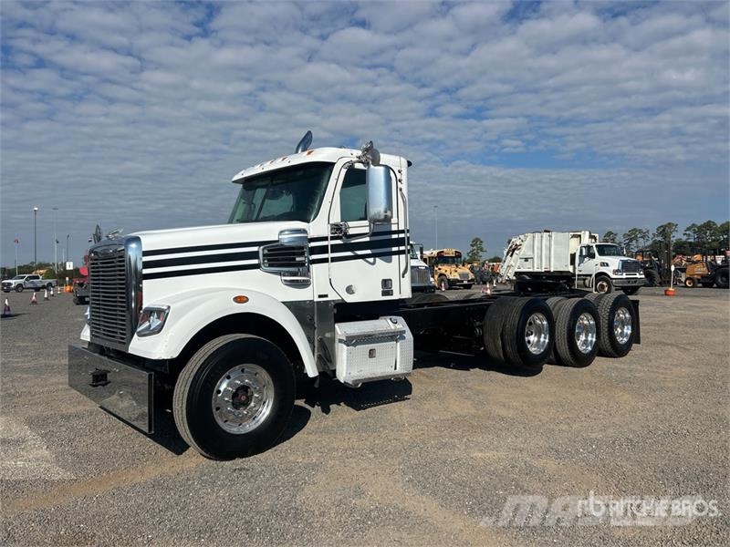 Freightliner Coronado 122 8x4 Tri/A Day Cab Truck Tractor Vlačilci