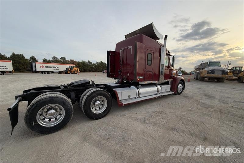 Freightliner Coronado 132 6x4 T/A Sleeper Truck Tractor (Glider Sadulveokid