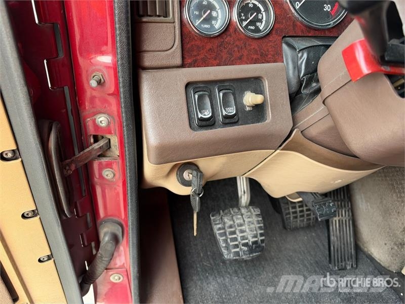 Freightliner Coronado 132 6x4 T/A Sleeper Truck Tractor (Glider Sadulveokid