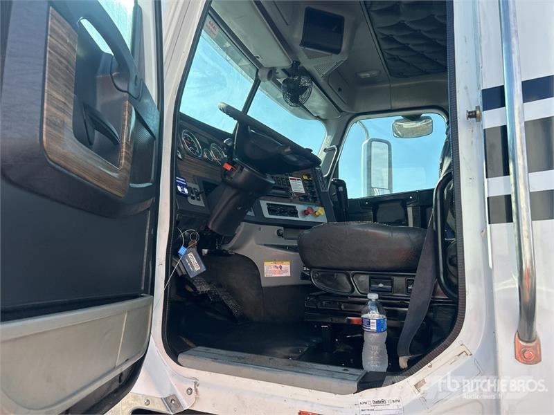 Freightliner Coronado 122 8x4 Tri/A Day Cab Truck Tractor Vlačilci